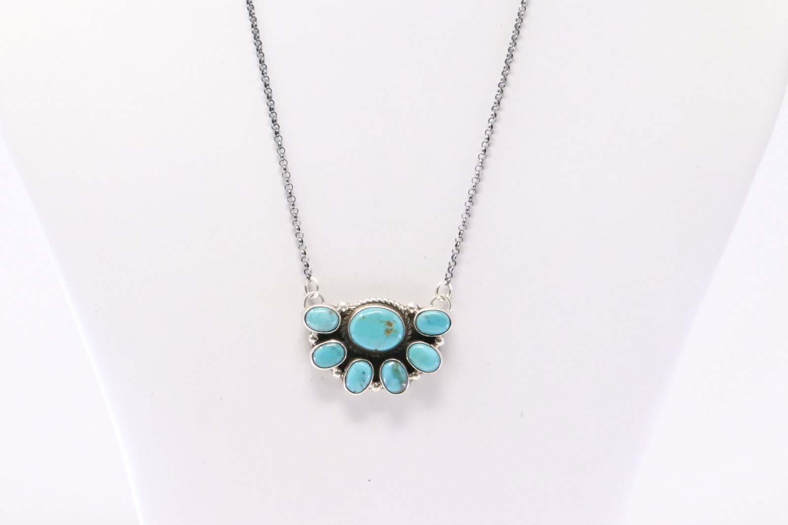 Native America Navajo Sterling Silver Kingman Turquoise Necklace By Geraldine James.: This is a Native America Navajo Sterling Silver Kingman Turquoise Necklace By Geraldine James. Necklace length: 18.00"