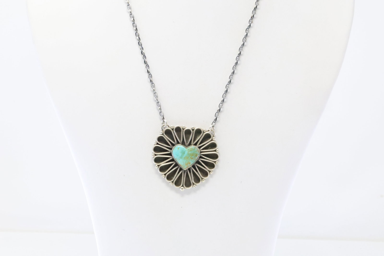 Native America Navajo Sterling Silver Kingman Turquoise Necklace By Geraldine James.: This is a Native America Navajo Sterling Silver Kingman Turquoise Necklace By Geraldine James. Necklace length: 16.00"