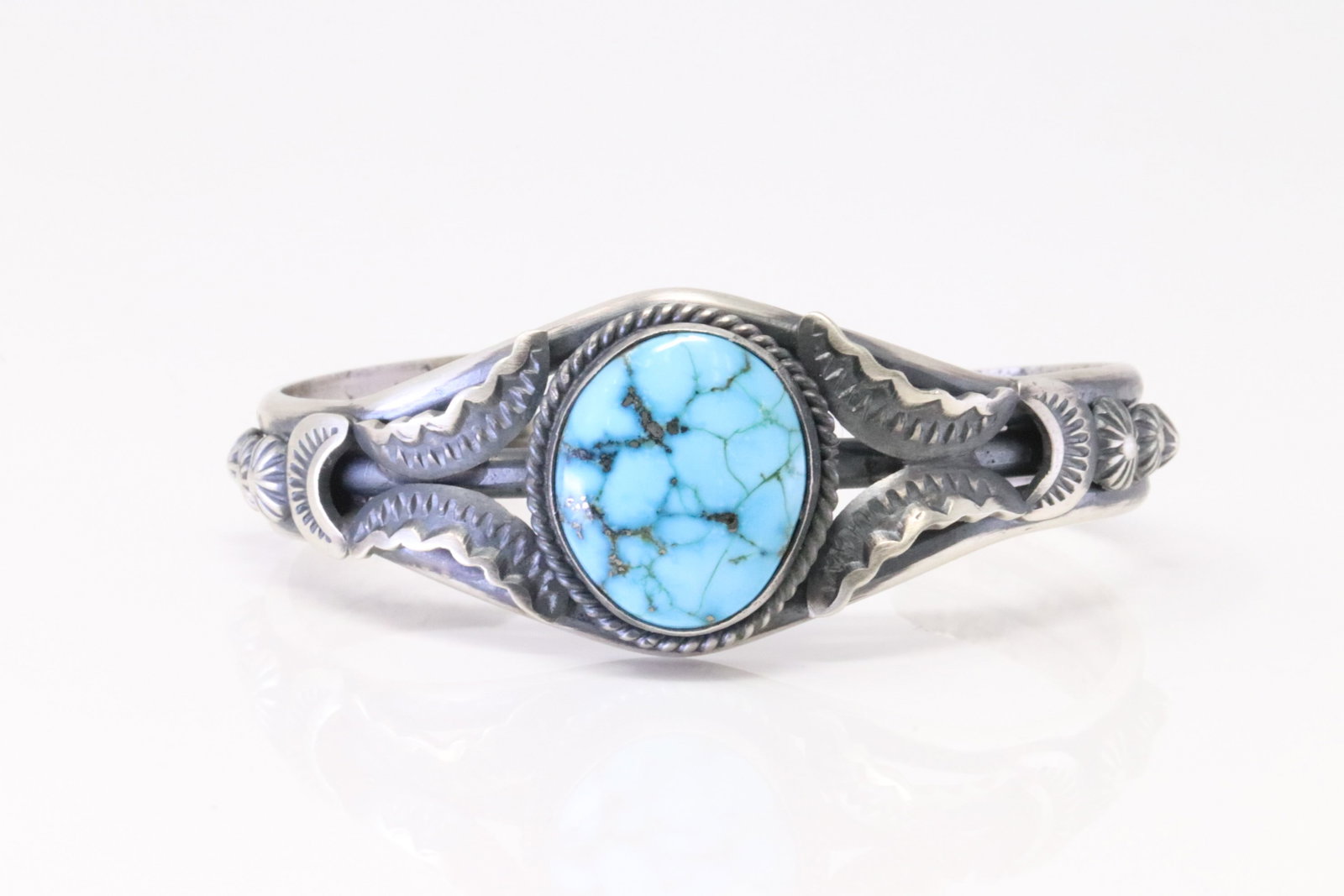 Native America Navajo Sterling Silver Kingman Turquoise Bracelet Cuff By Gilbert Tom.: This is a Native America Navajo Sterling Silver Kingman Turquoise Bracelet Cuff By Gilbert Tom.