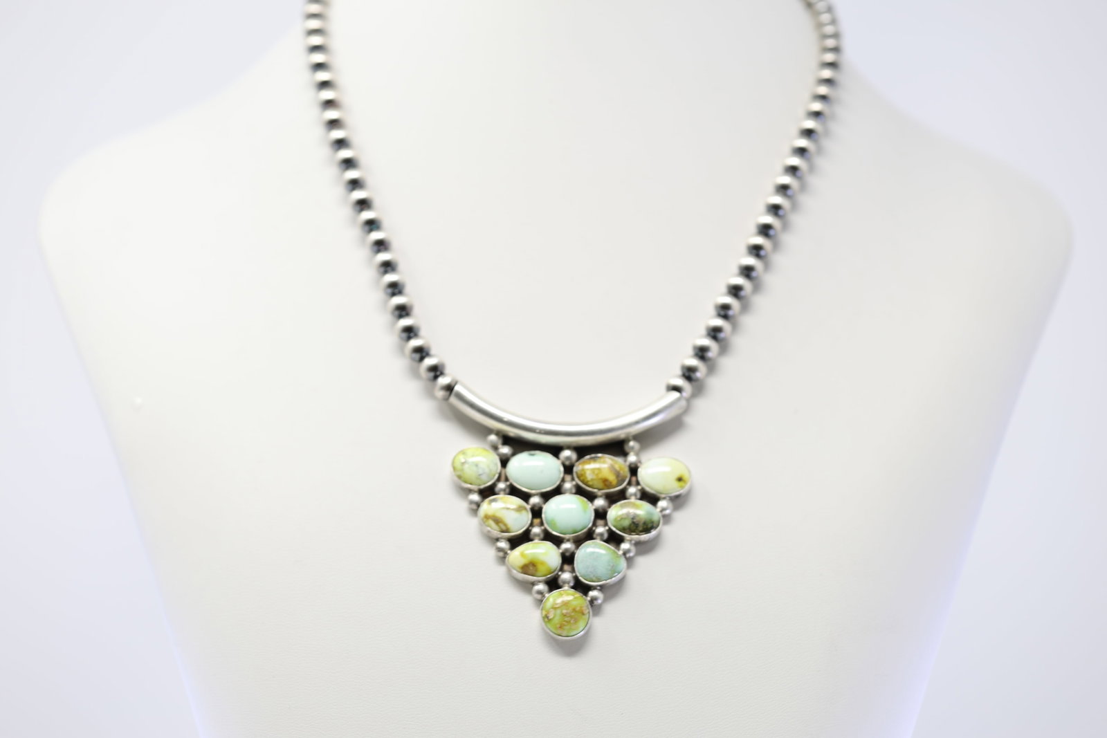 Native America Navajo Sterling Silver Palomino Necklace By Tom lewis.: This is a Native America Navajo Sterling Silver Palomino Necklace By Tom lewis. Necklace length: 16.00"