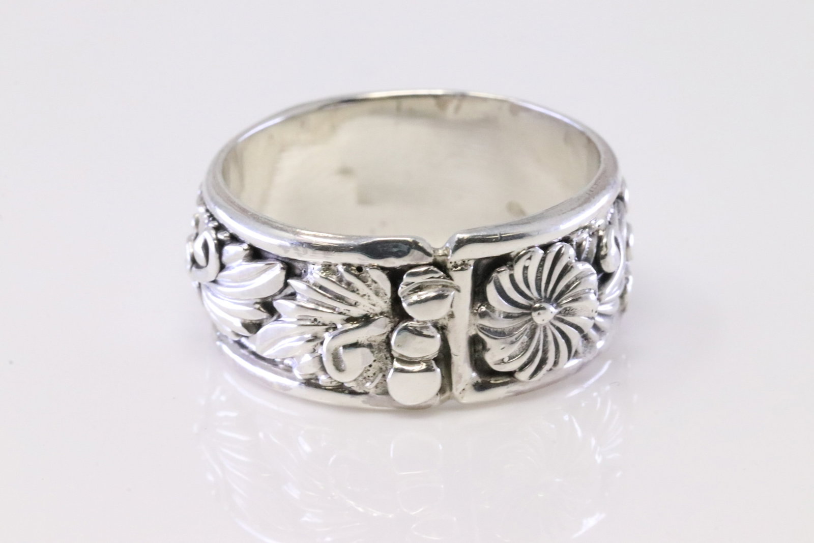 Native America Navajo Sterling Silver Floral Ring By Tom Dinetso.: This is a Native America Navajo Sterling Silver Floral Ring By Tom Dinetso. Ring size: 8.25.