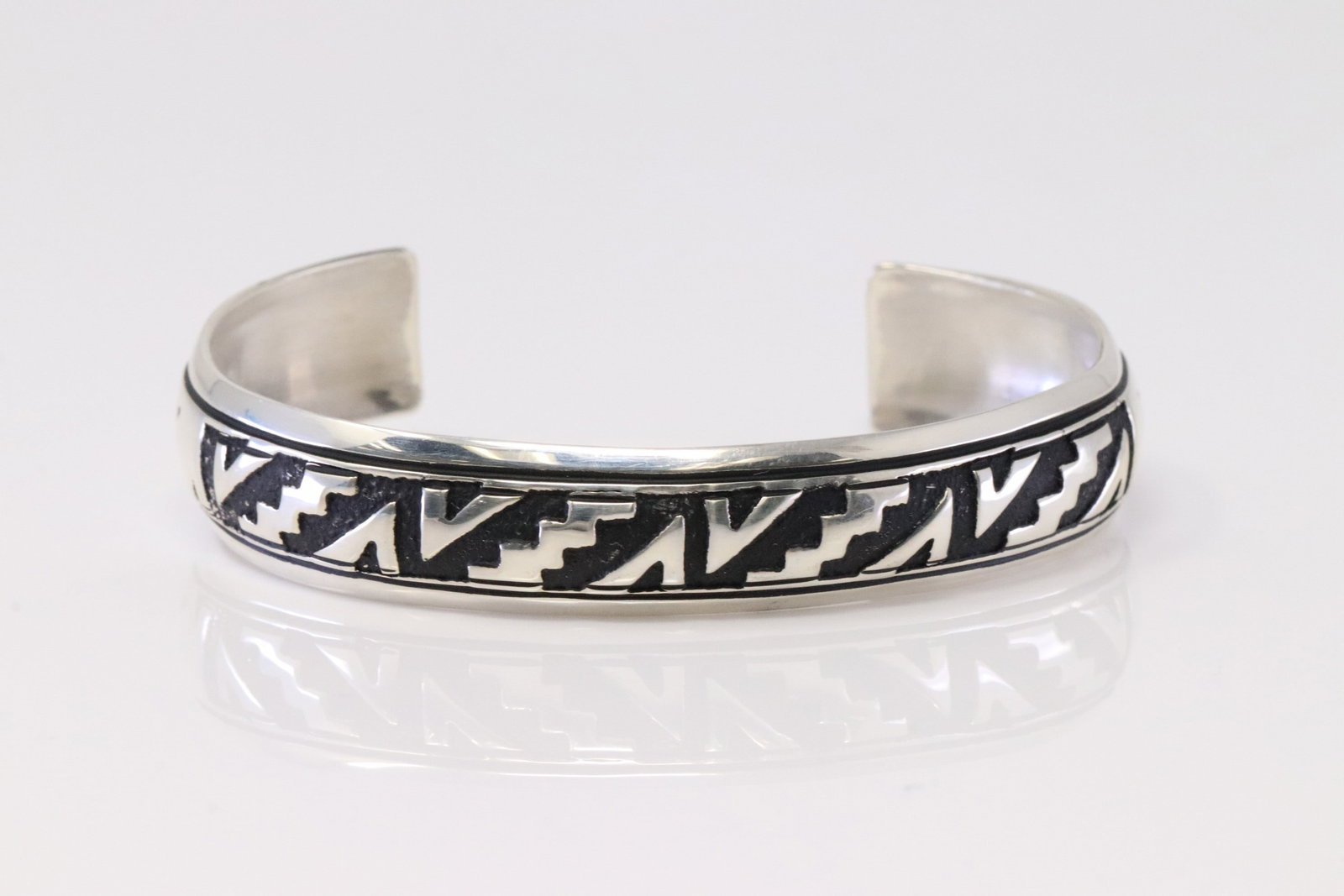 Native America Navajo Sterling Silver Bracelet Cuff By T&R Singer.: This is a Native America Navajo Sterling Silver Bracelet Cuff By T&R Singer.