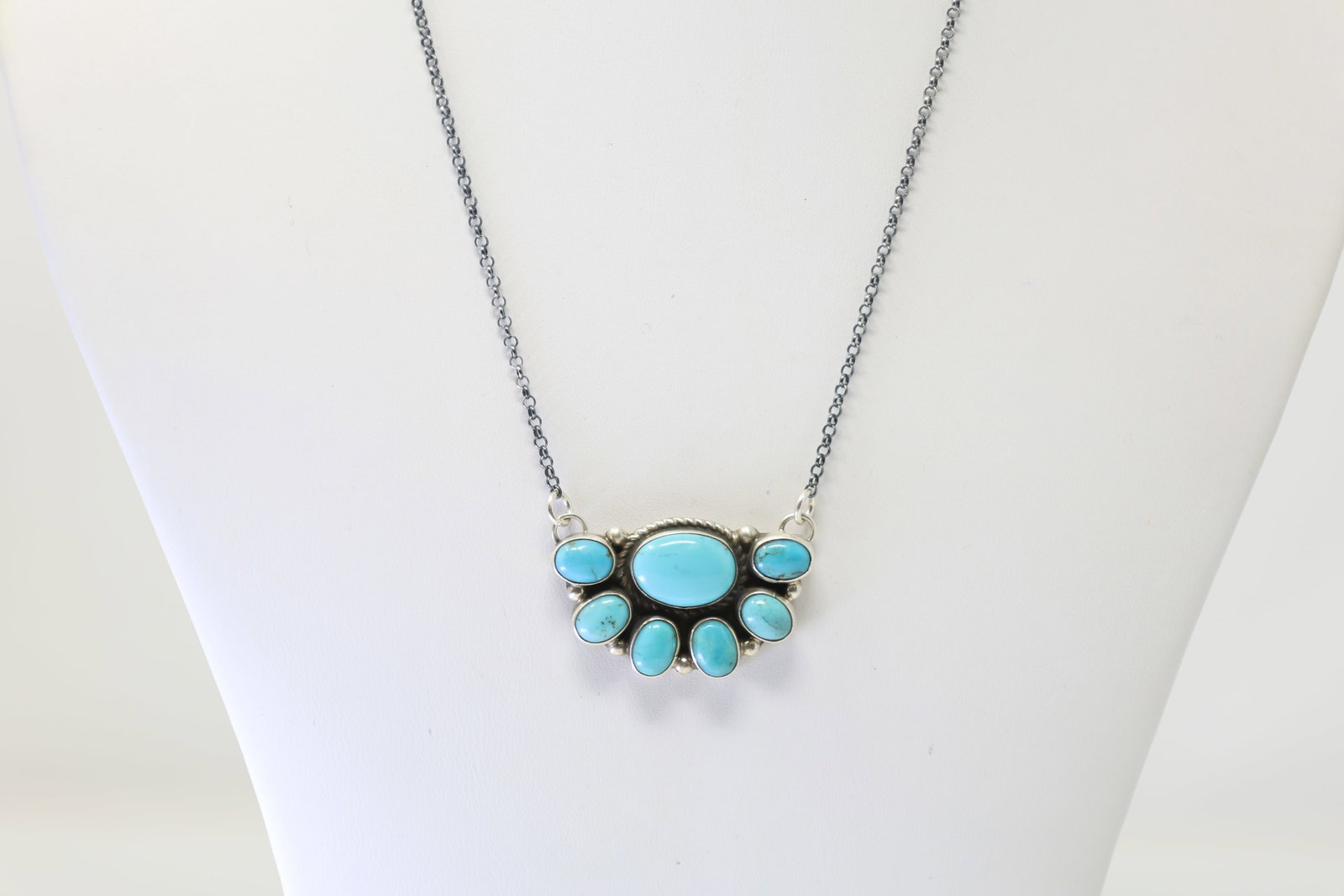 Native American Navajo Sterling Silver Kingman Turquoise Necklace By Geraldine James.: This is a Native American Navajo Sterling Silver Kingman Turquoise Necklace By Geraldine James. Necklace length: 16.00"