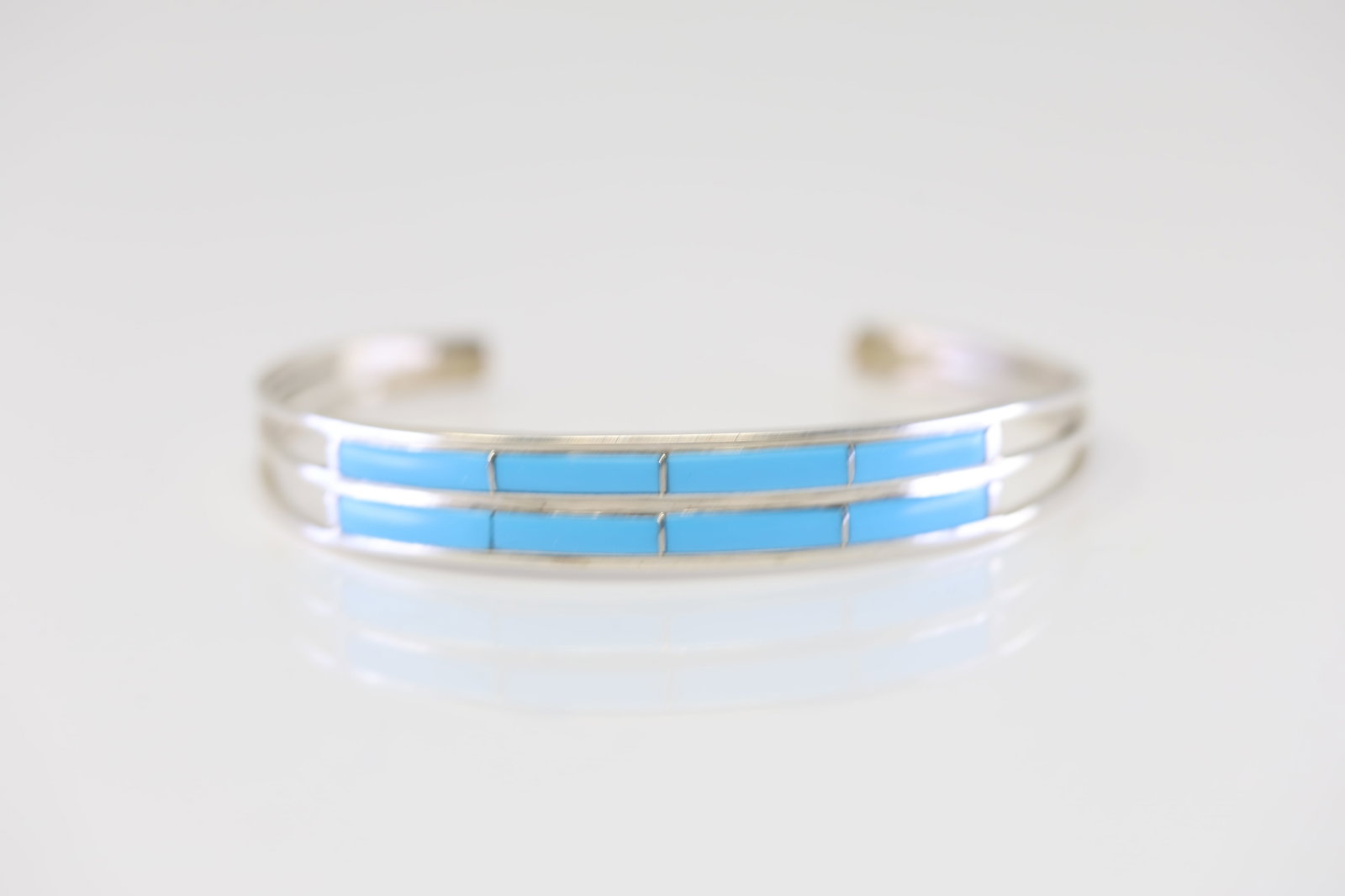 Native America Navajo Sterling Silver Turquoise Inlay Bracelet y Jamie Johnson.: This is a Native America Navajo Sterling Silver Turquoise Inlay Bracelet y Jamie Johnson.