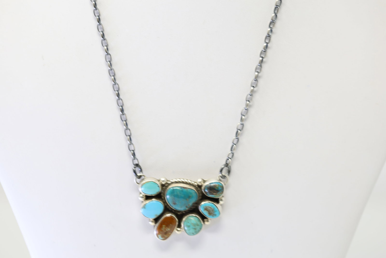 Native America Navajo Sterling Silver Kingman Turquoise Necklace By Geraldine James.: This is a Native America Navajo Sterling Silver Kingman Turquoise Necklace By Geraldine James. Necklace length: 16.00"