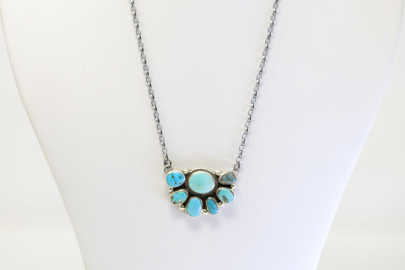 Native America Navajo Sterling Silver Kingman Turquoise Necklace By Geraldine James.: This is a Native America Navajo Sterling Silver Kingman Turquoise Necklace By Geraldine James. Necklace length: 16.00"