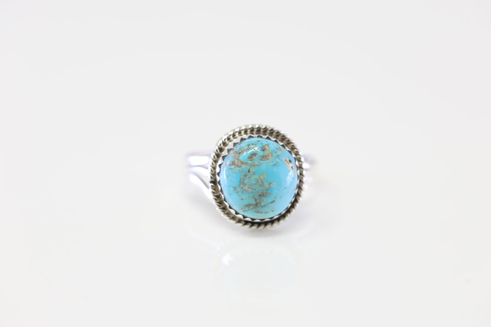 Native America Navajo Sterling Silver Turquoise Ring By Tom Dinetso.: This is a Native America Navajo Sterling Silver Turquoise Ring By Tom Dinetso. Ring size: 7.00.