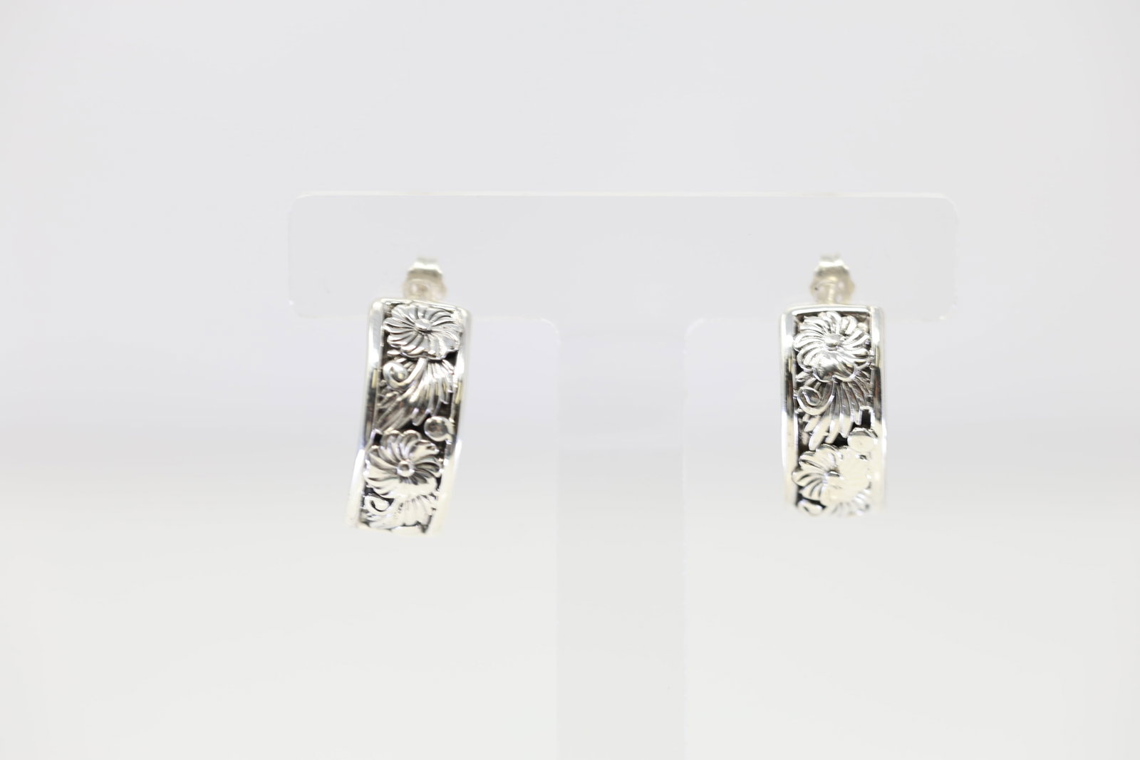 Native America Navajo Sterling Silver Floral Hoop Earring's By Tom Dinetso.: This is a Native America Navajo Sterling Silver Floral Hoop Earring's By Tom Dinetso.