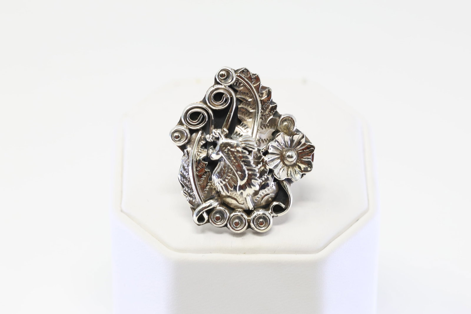 Native America Navajo Sterling Silver Floral Ring By Harry B.Yazzie.: This is a Native America Navajo Sterling Silver Floral Ring By Harry B.Yazzie. Ring size: 6.00.