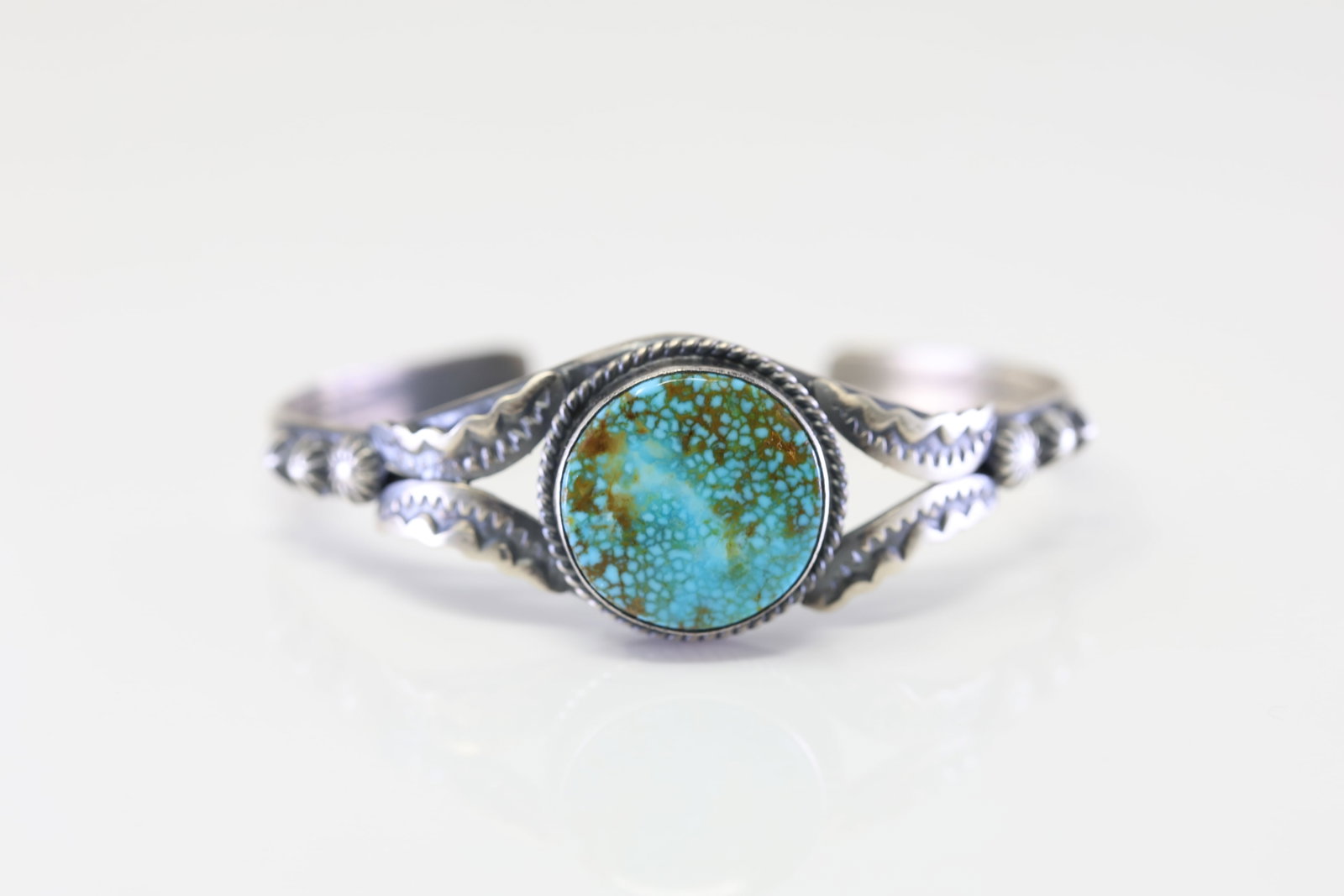 Native America Navajo Sterling Silver Kingman Turquoise Bracelet By Gilbert Tom.: This is a Native America Navajo Sterling Silver Kingman Turquoise Bracelet By Gilbert Tom.