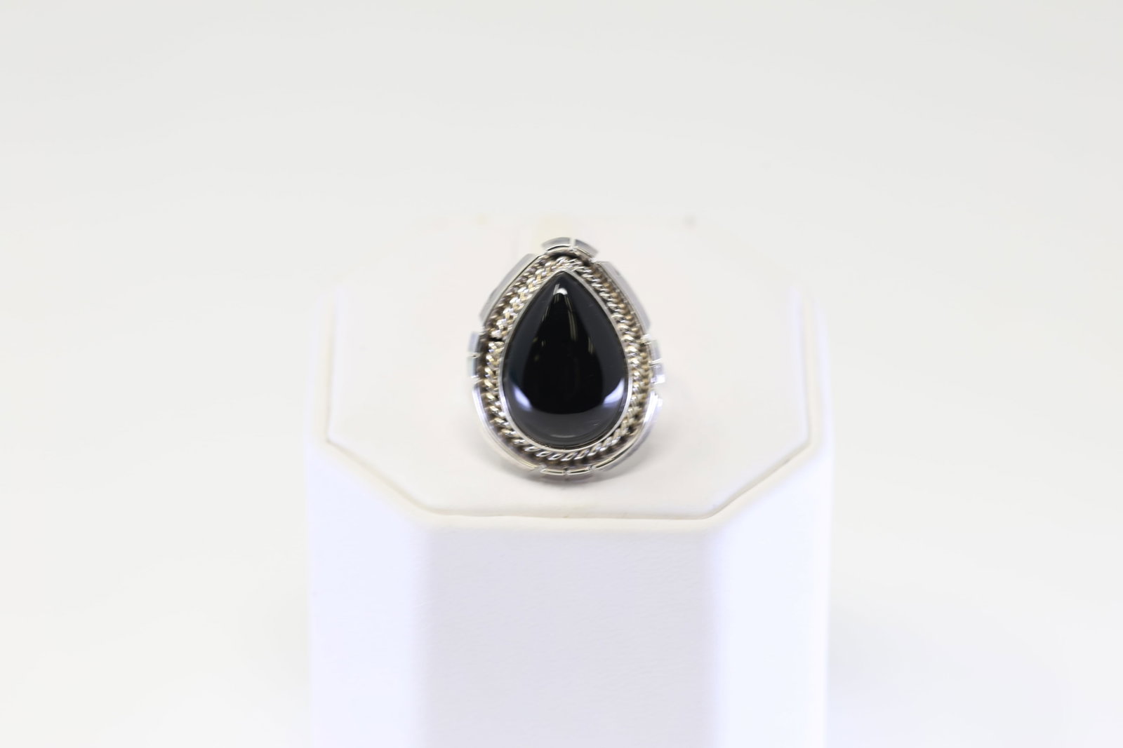 Native America Navajo Sterling Silver Black Onyx Ring By Samuel Yellowhair.: This is a Native America Navajo Sterling Silver Black Onyx Ring By Samuel Yellowhair. Ring size: 7.00.