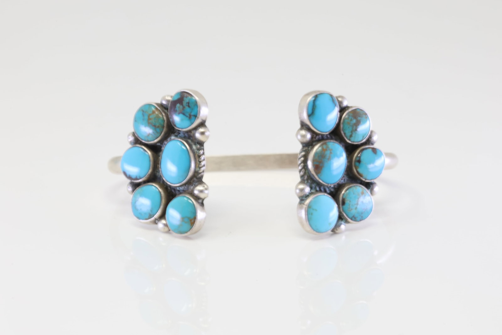 Native America Navajo Sterling Silver Kingman Turquoise Bracelet By Geraldine James.: This is a Native America Navajo Sterling Silver Kingman Turquoise Bracelet By Geraldine James.