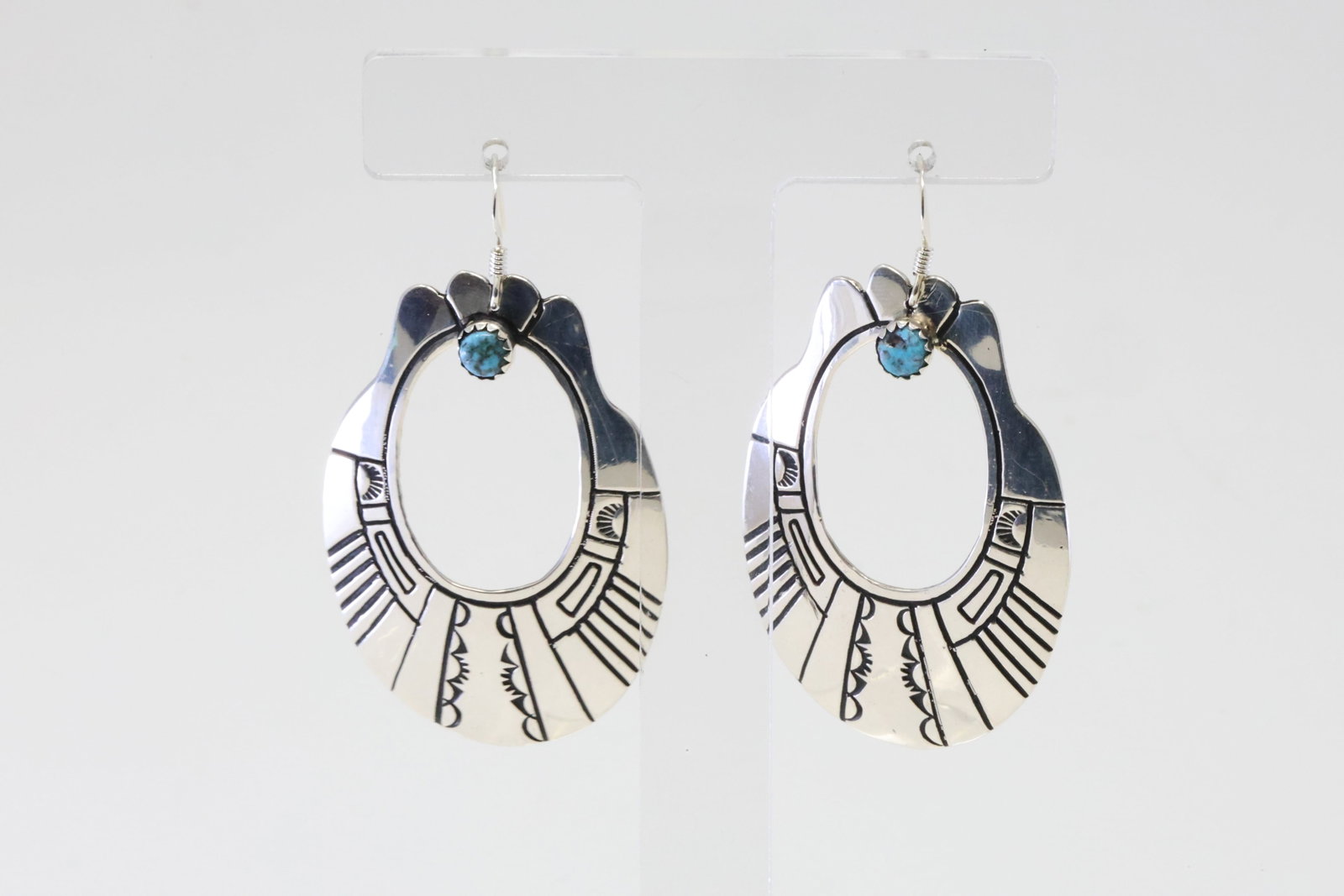 Native America Navajo Sterling Silver Turquoise Dangling Earring's By T&R Singer.: This is a Native America Navajo Sterling Silver Turquoise Dangling Earring's By T&R Singer.