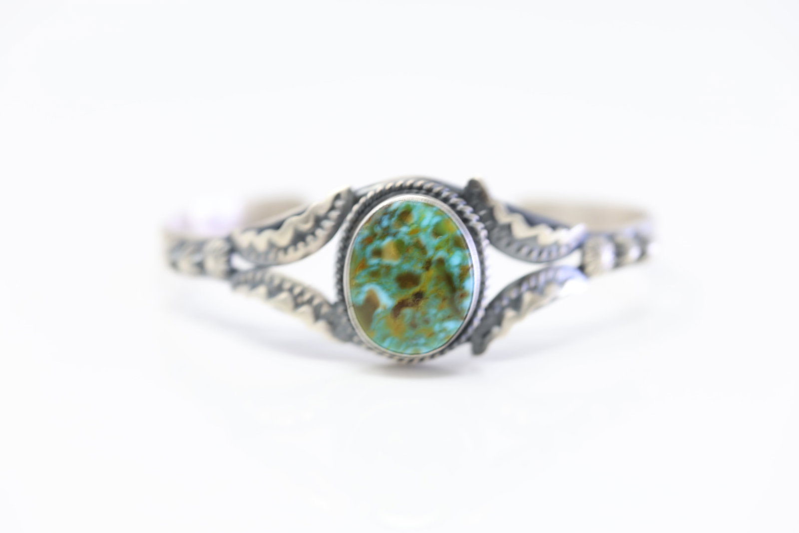 Native America Navajo Sterling Silver Kingman Turquoise Bracelet Cuff By Gilbert Tom.: This is a Native America Navajo Sterling Silver Kingman Turquoise Bracelet Cuff By Gilbert Tom.