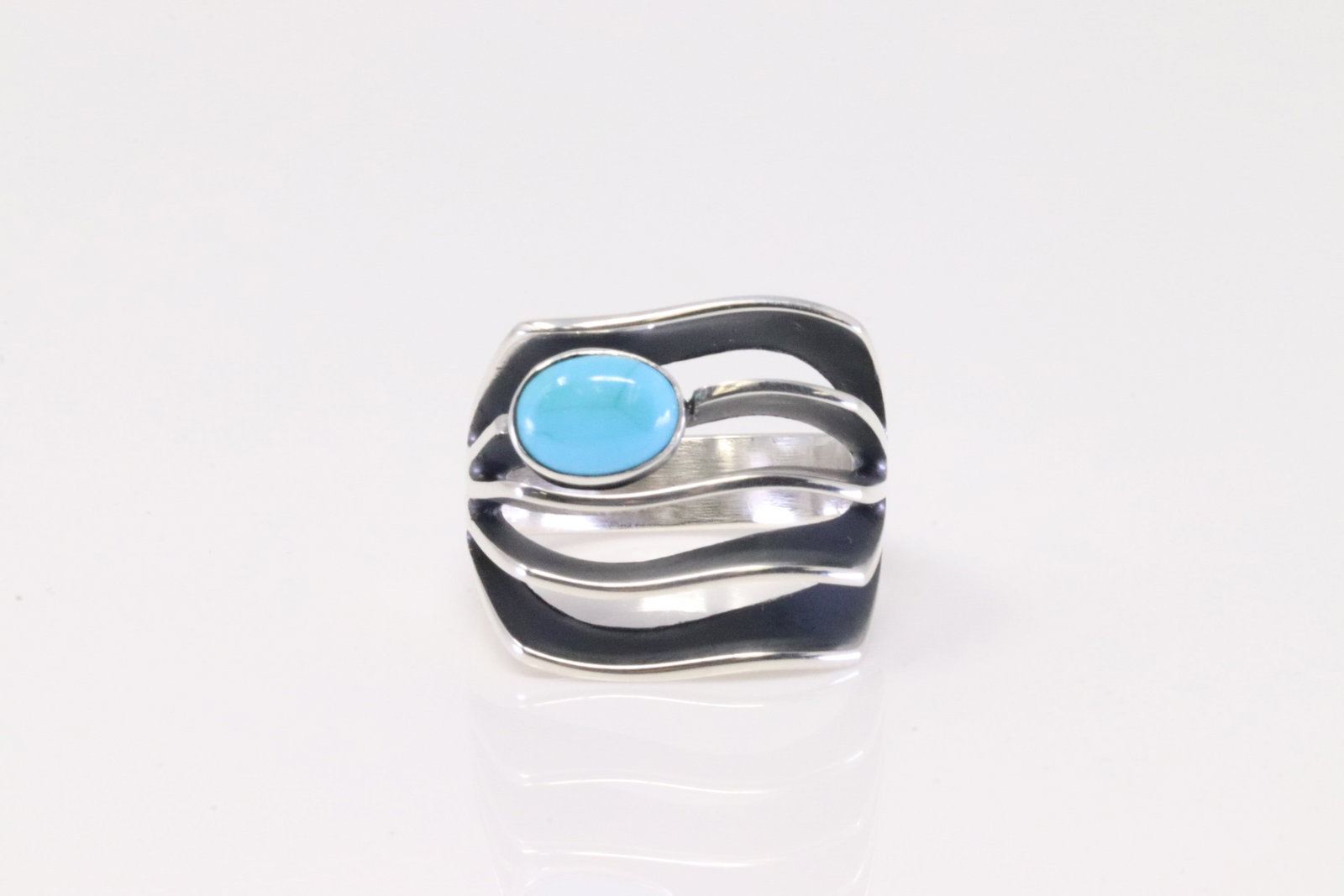 Native America Navajo Sterling Silver Turquoise Ring By James Bahe.: This is a Native America Navajo Sterling Silver Turquoise Ring By James Bahe. Ring size: 6.50.