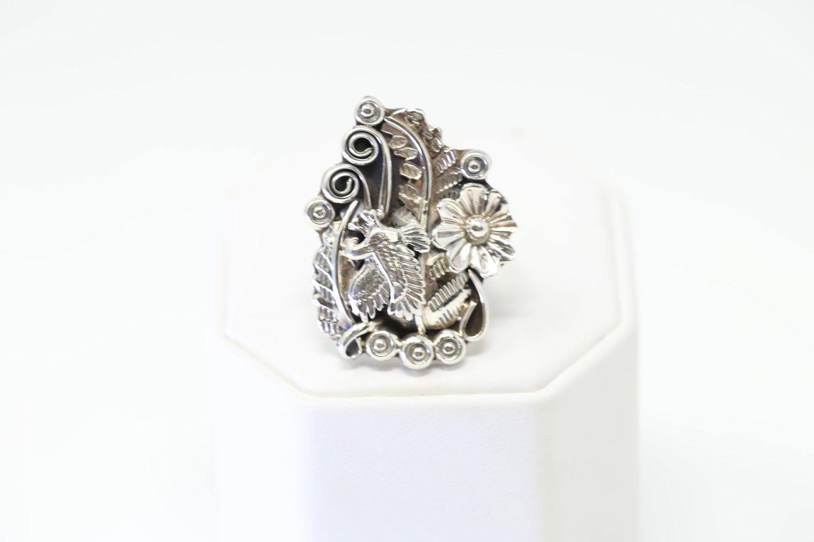 Native America Navajo Sterling Silver Floral Ring By Harry B. Yazzie.: This is a Native America Navajo Sterling Silver Floral Ring By Harry B. Yazzie. Ring size: 7.00.