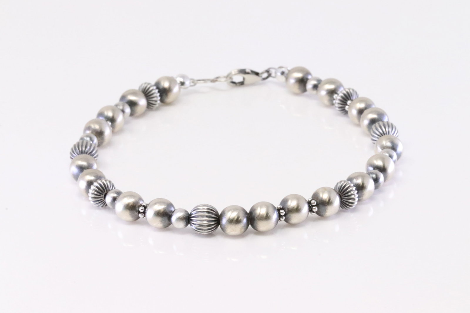 Native America Navajo Sterling Silver Pearl Beaded Bracelet Link.: This is a Native America Navajo Sterling Silver Pearl Beaded Bracelet Link. Bracelet length: 8.00"