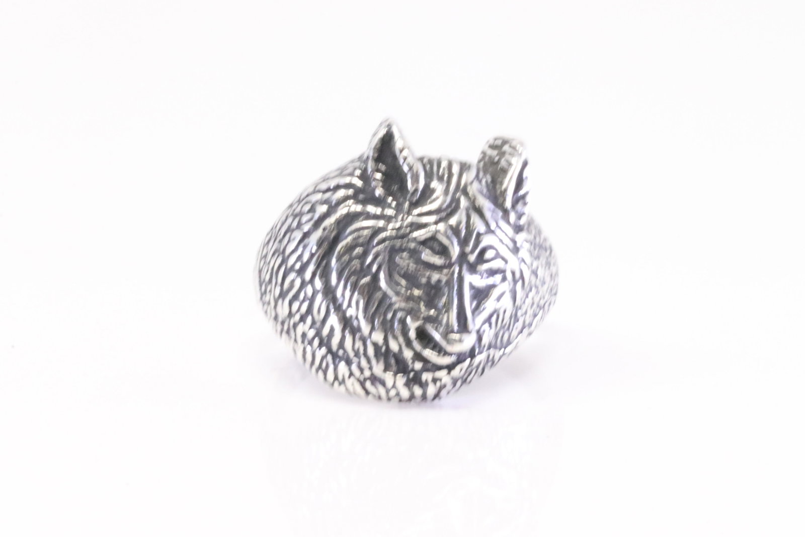Native America Navajo Sterling Silver Non Indian Wolf Ring.: This is a Native America Navajo Sterling Silver Non Indian Wolf Ring. Ring size: 10.25.