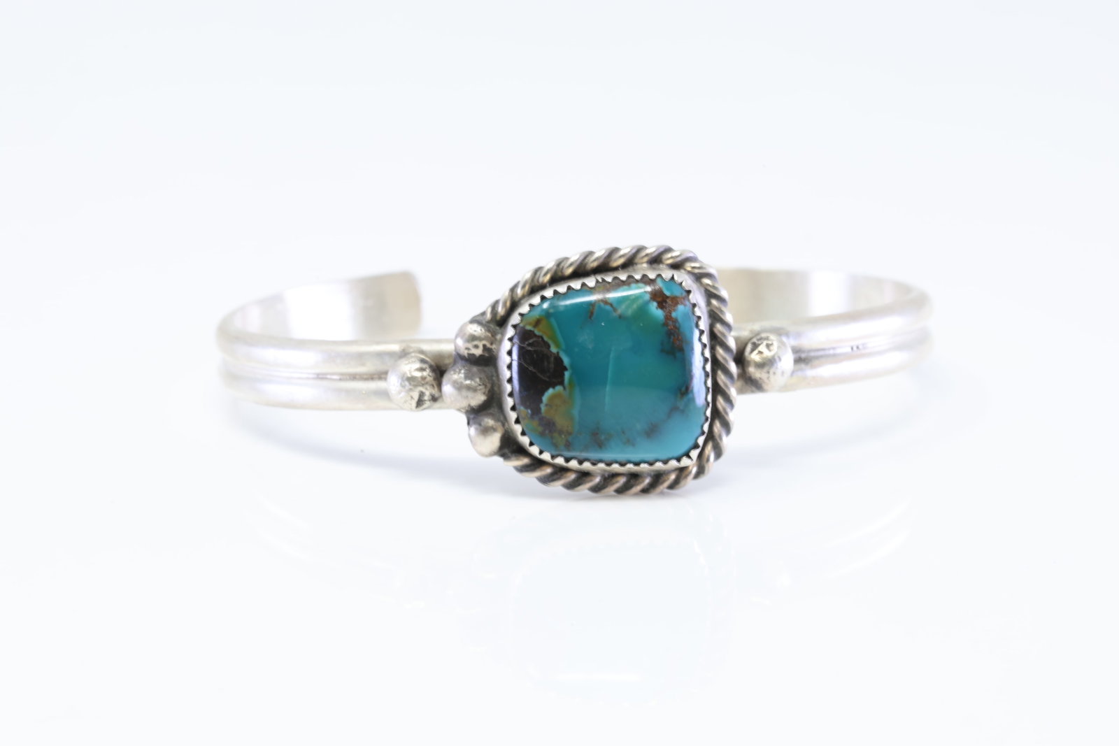 Native America Navajo Sterling Silver Kingamn Turquoise Bracelet Cuff By Judith Dixon.: This is a Native America Navajo Sterling Silver Kingamn Turquoise Bracelet Cuff By Judith Dixon.