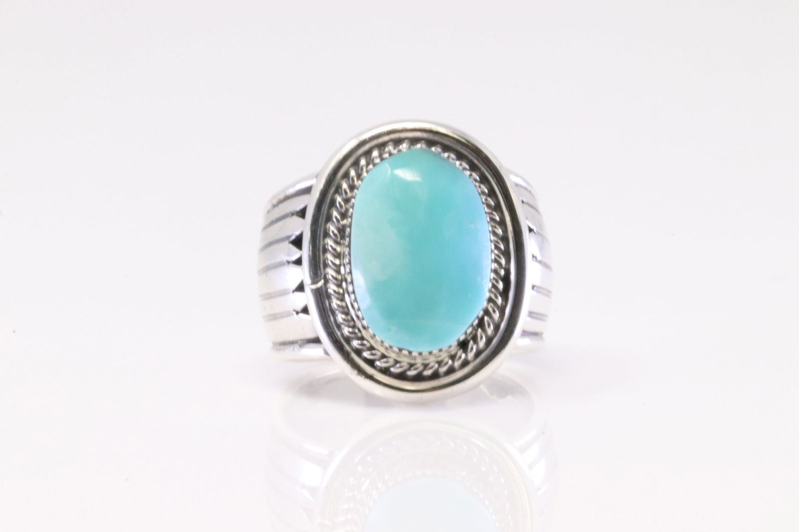 Native America Navajo Sterling Silver Turquoise Ring By Mike Smith.: This is a Native America Navajo Sterling Silver Turquoise Ring By Mike Smith. Ring size: 9.00.