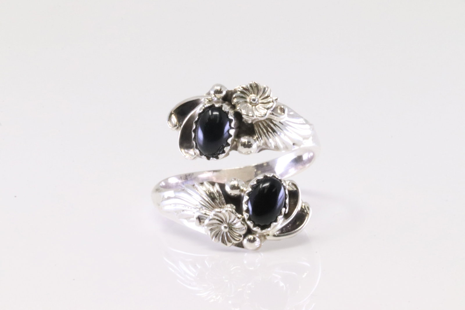 Native America Navajo Sterling Silver Black Onyx Ring By Etta Belin.: This is a Native America Navajo Sterling Silver Black Onyx Ring By Etta Belin. Ring size: 12.50.