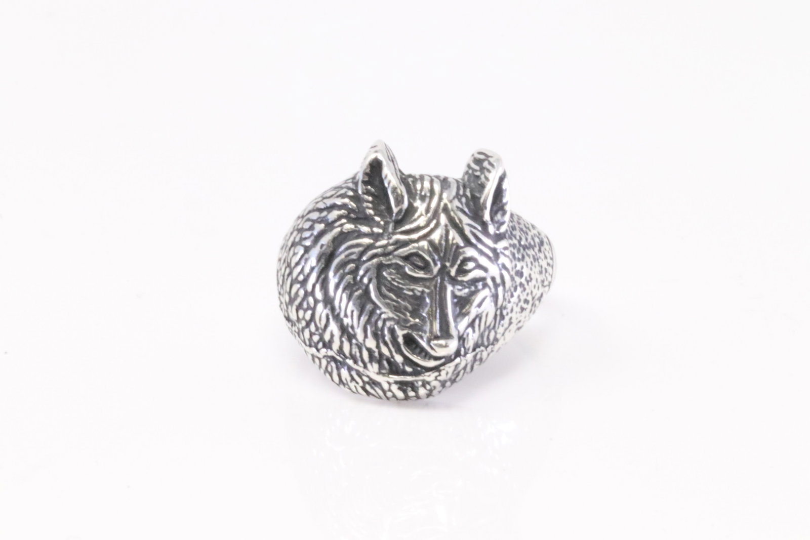 Native American Navajo Sterling Silver Non Indian Wolf Ring.: This is a Native American Navajo Sterling Silver Non Indian Wolf Design Ring. Ring size: 10.50.