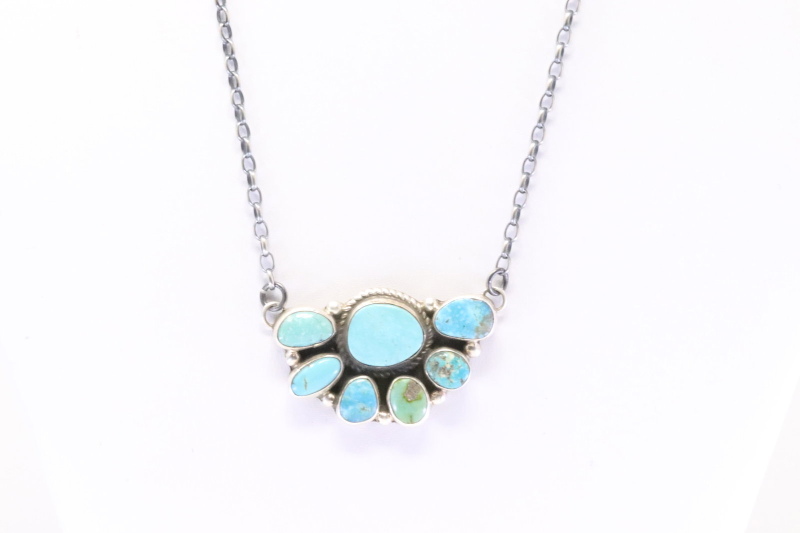 Native America Navajo Sterling Silver Kingman Turquoise Necklace By Geraldine James.: This is a Native America Navajo Sterling Silver Kingman Turquoise Necklace By Geraldine James. Necklace length: 16.00"