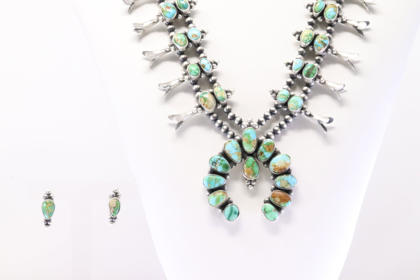 Native American Navajo Sterling Silver Sonora Gold Squash Blossom Necklace & Earring's Set By Darrin: This is a Native American Navajo Sterling Silver Sonora Gold Squash Blossom Necklace & Earring's Set By Darrin Livingston. Necklace length: 22.00" Totral weight: 113.40 Grams.