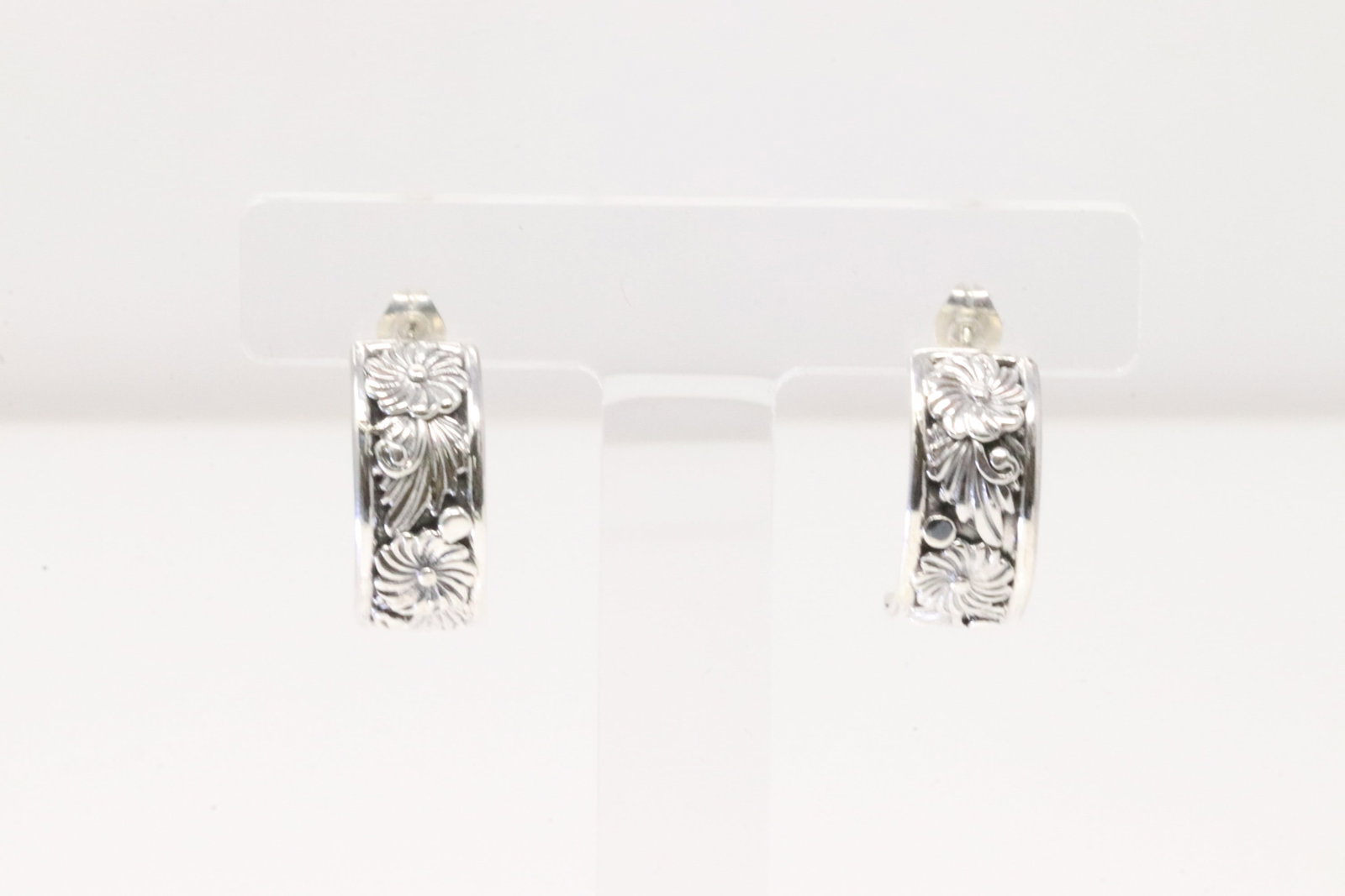 Native America Navajo Sterling Silver Floral Hoop Earring's By Tom Dinetso.: This is a Native America Navajo Sterling Silver Floral Hoop Earring's By Tom Dinetso.