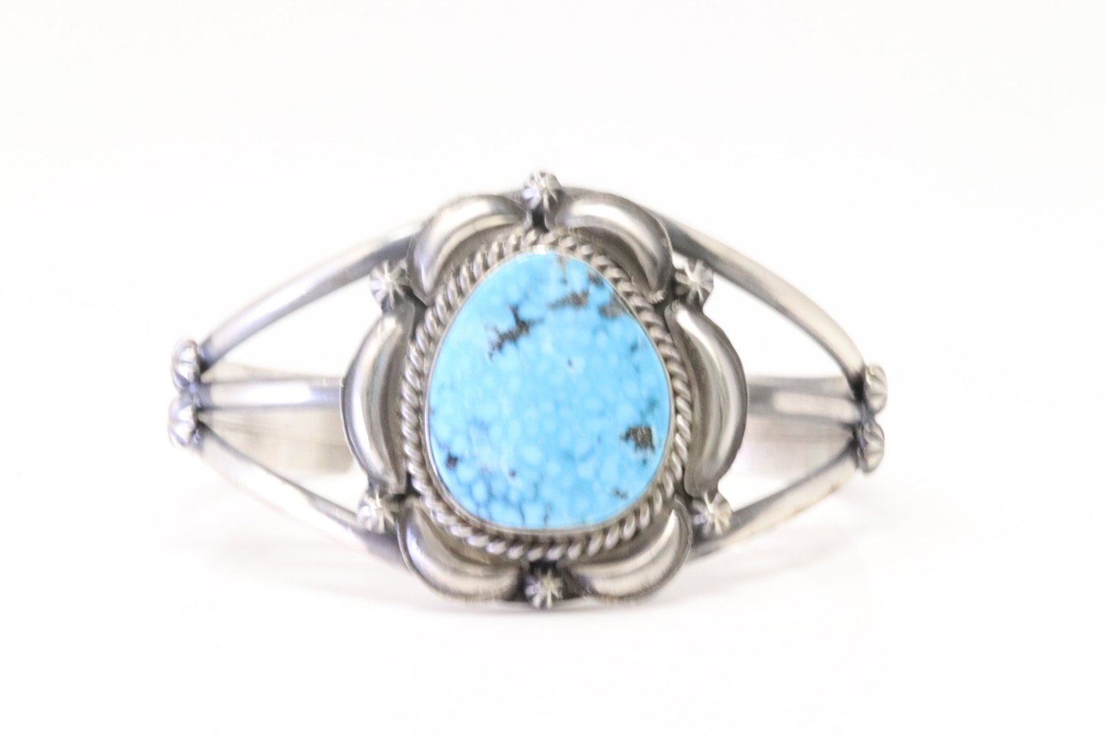 Native America Navajo Sterling Silver Kingman Turquoise Bracelet By Ray Delgarito.: This is a Native America Navajo Sterling Silver Kingman Turquoise Bracelet By Ray Delgarito.