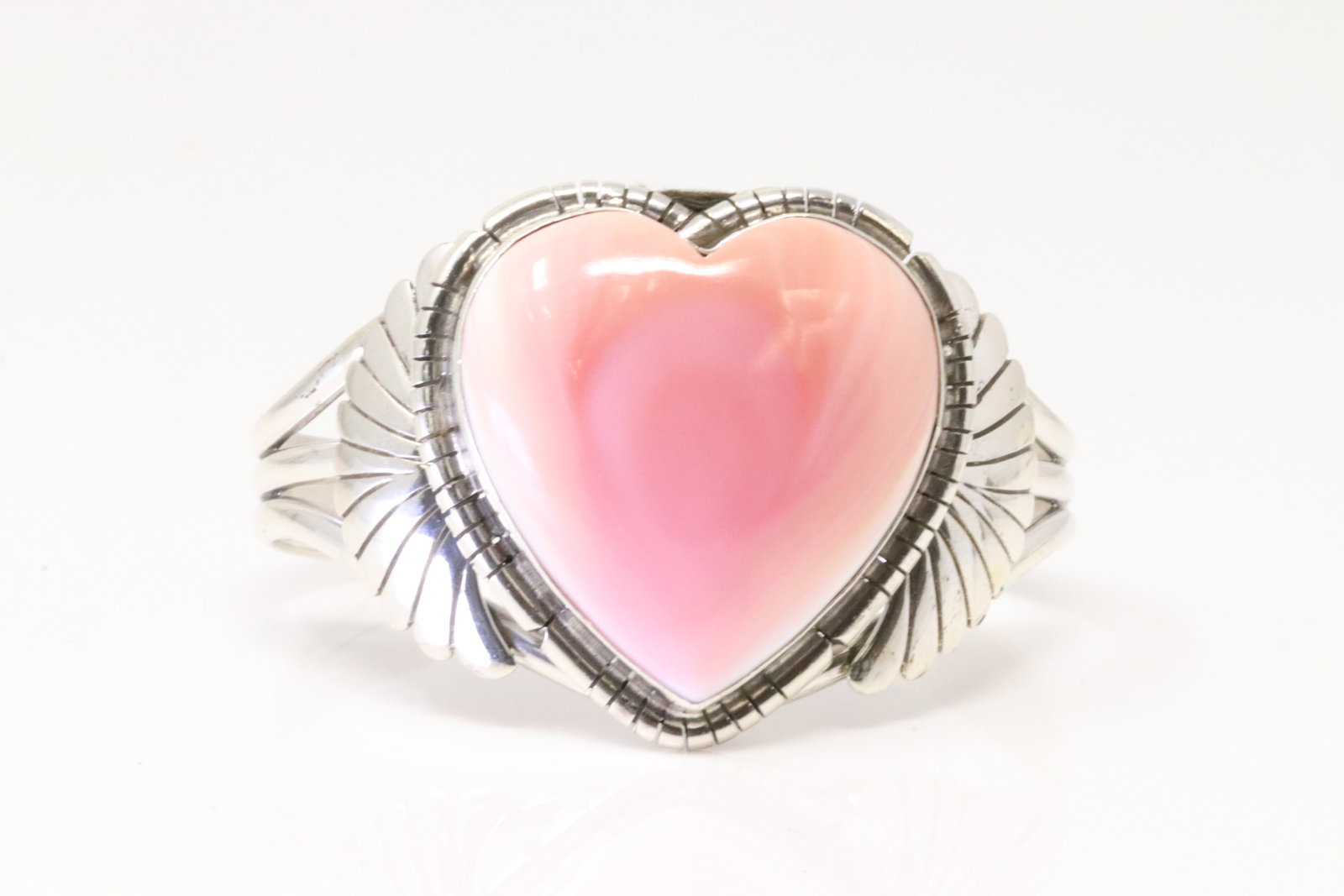 Native America Navajo Sterling Silver Pink Conch Shell Heart Bracelet Cuff By SE.: This is a Native America Navajo Sterling Silver Pink Conch Shell Heart Bracelet Cuff By SE. Total weight: 50.70 Grams.