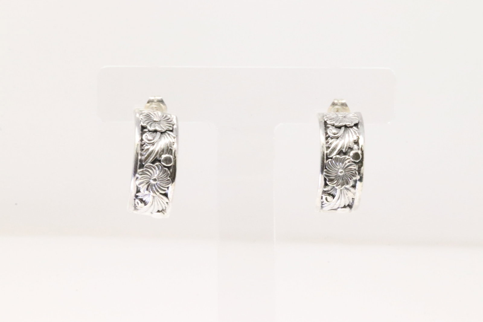 Native American Navajo Sterling Silver Floral Hoop Earring's By Tom Dinetso.: This is a Native American Navajo Sterling Silver Floral Hoop Earring's By Tom Dinetso.