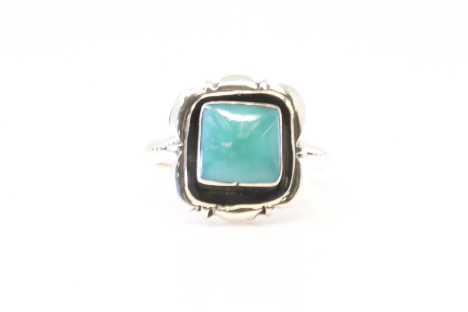 Native America Navajo Sterling Silver Turquoise Ring By Jerome Lee.: This is a Native America Navajo Sterling Silver Turquoise Ring By Jerome Lee. Ring size: 6.00.