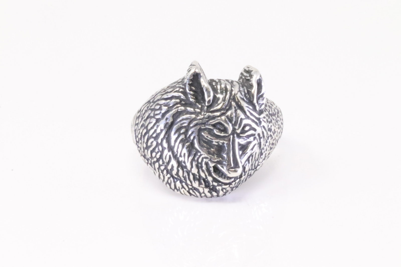 Native America Navajo Sterling Silver Non Indian Wolf Ring.: This is a Native America Navajo Sterling Silver Non Indian Wolf Ring. Ring size: 11.25.