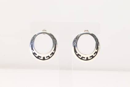 Native America Navajo Sterling Silver Post Earring By T&R Singer.