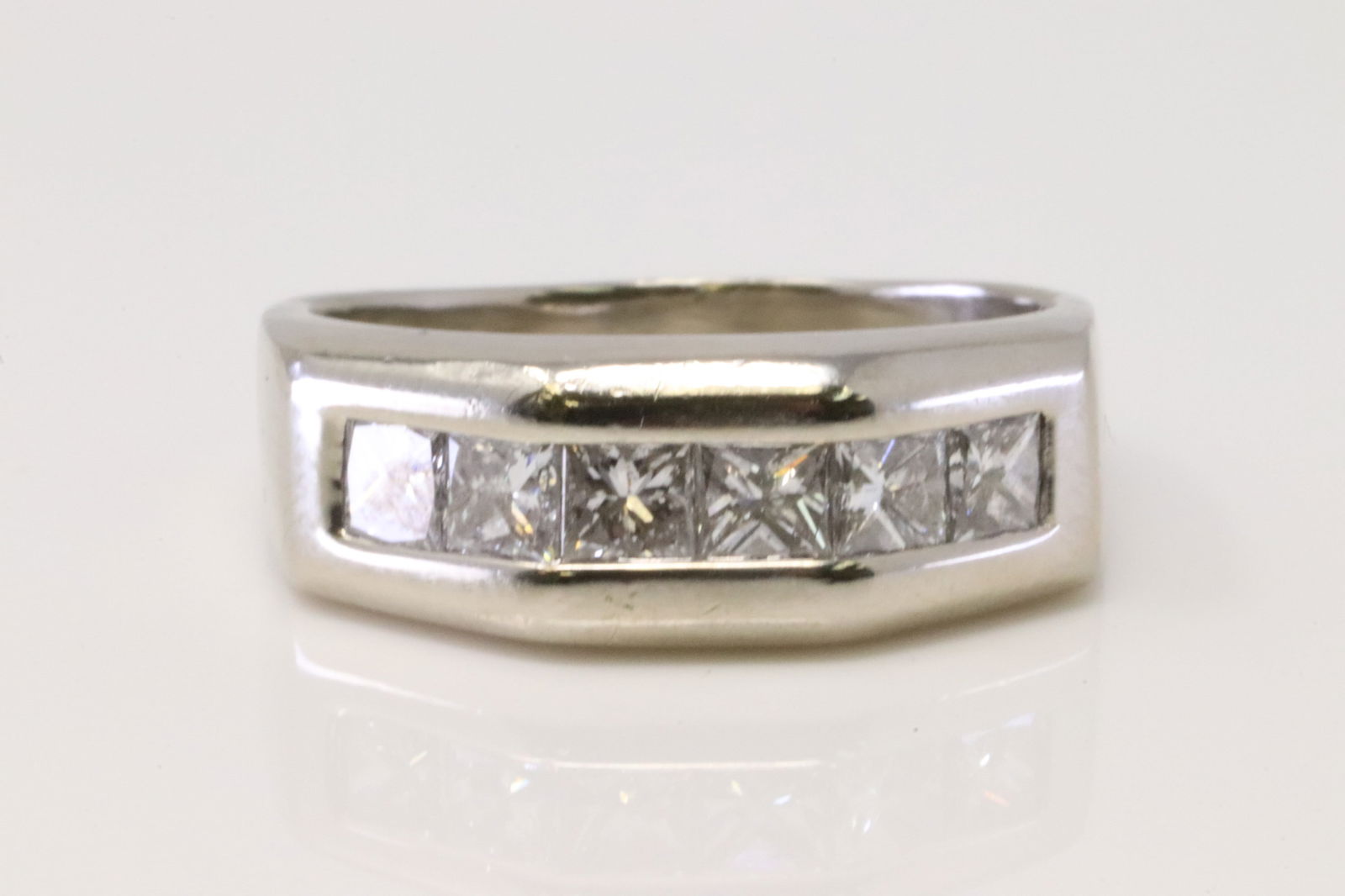 18Kt White Gold Diamond Ring. (1 of 4)