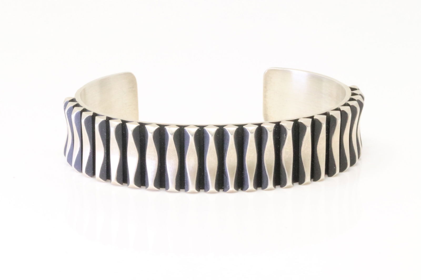 Native America Navajo Sterling Silver Solid Bracelet Cuff By L.Tahe. (1 of 4)