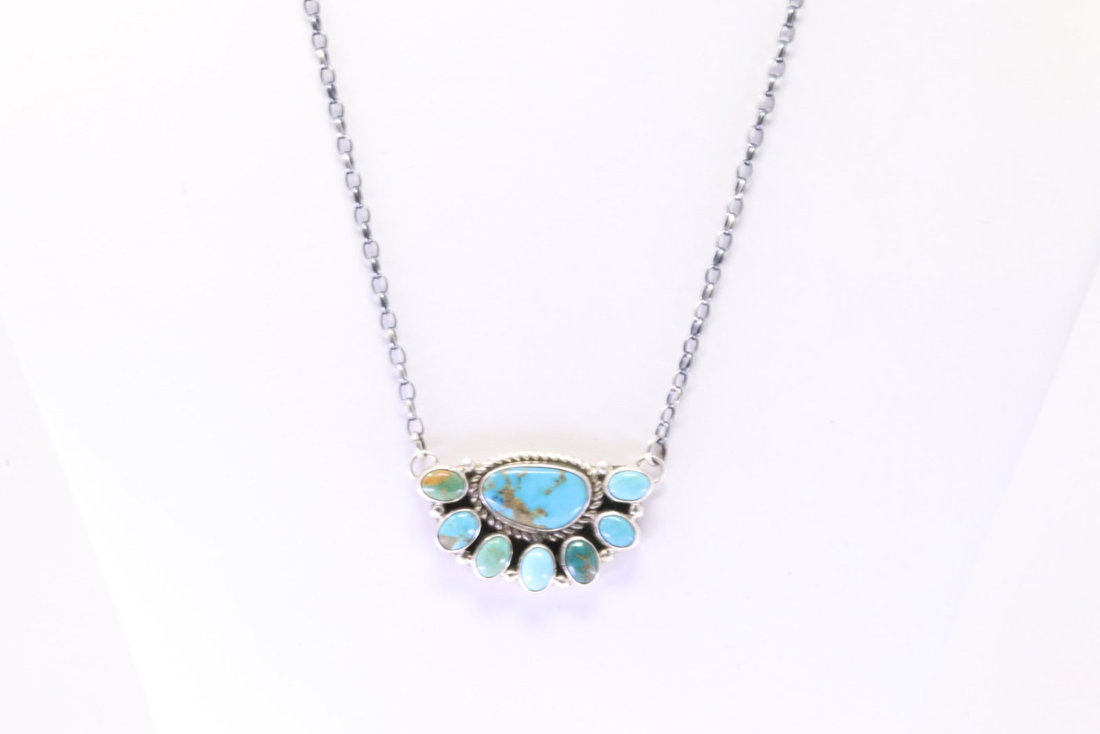Native America Navajo Sterling Silver Kingman Turquoise Necklace By Alicia Wilson.: This is a Native America Navajo Sterling Silver Kingman Turquoise Necklace By Alicia Wilson. Necklace length: 18.00"