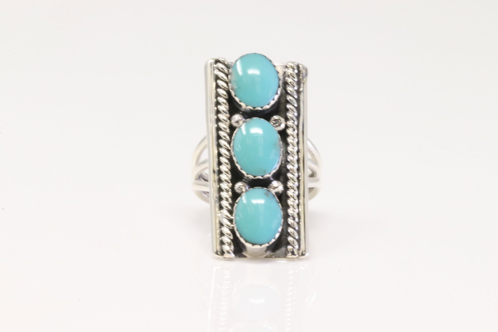 Native America Navajo Sterling Silver Turquoise Ring By Dorothy Lee.: This is a Native America Navajo Sterling Silver Turquoise Ring By Dorothy Lee. Ring size: 7.50.