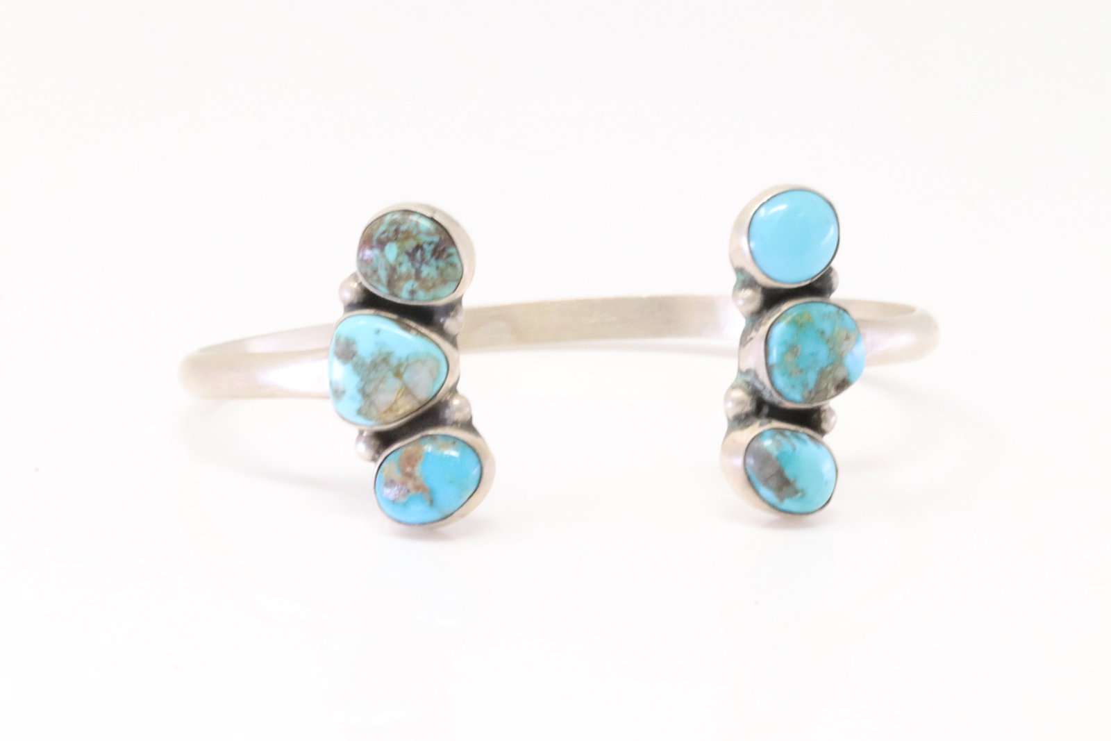 Native America Navajo Sterling Silver Kingman Turquoise Bracelet Cuff By Geraldine James.: This is a Native America Navajo Sterling Silver Kingman Turquoise Bracelet Cuff By Geraldine James.