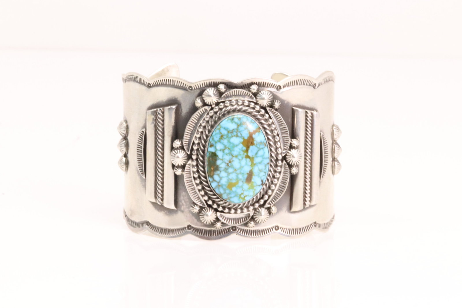 Native America Navajo Sterling Silver Kingman Turquoise Bracelet Cuff By Tom Lewis.: This is a Native America Navajo Sterling Silver Kingman Turquoise Bracelet Cuff By Tom Lewis. Total weight: 88.20 Grams.