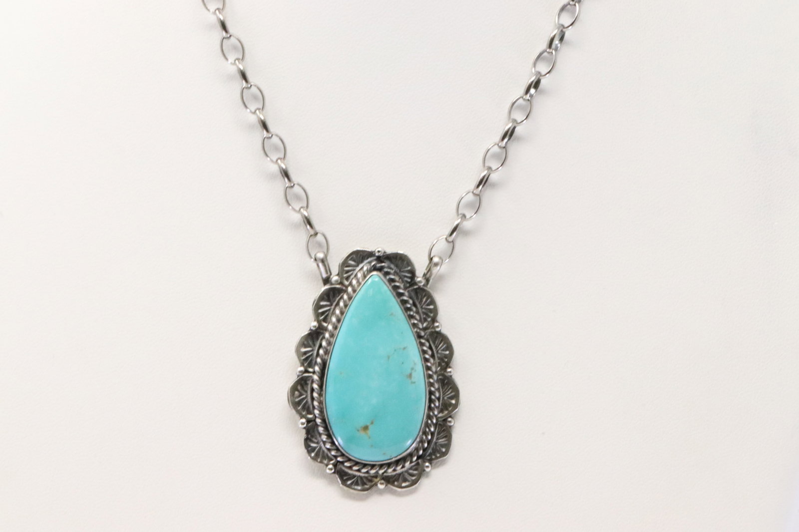 Native America Navajo Sterling Silver Kingman Turquoise Necklace By Jeff James Jr.: This is a Native America Navajo Sterling Silver Kingman Turquoise Necklace By Jeff James Jr. Necklace length: 16.00"