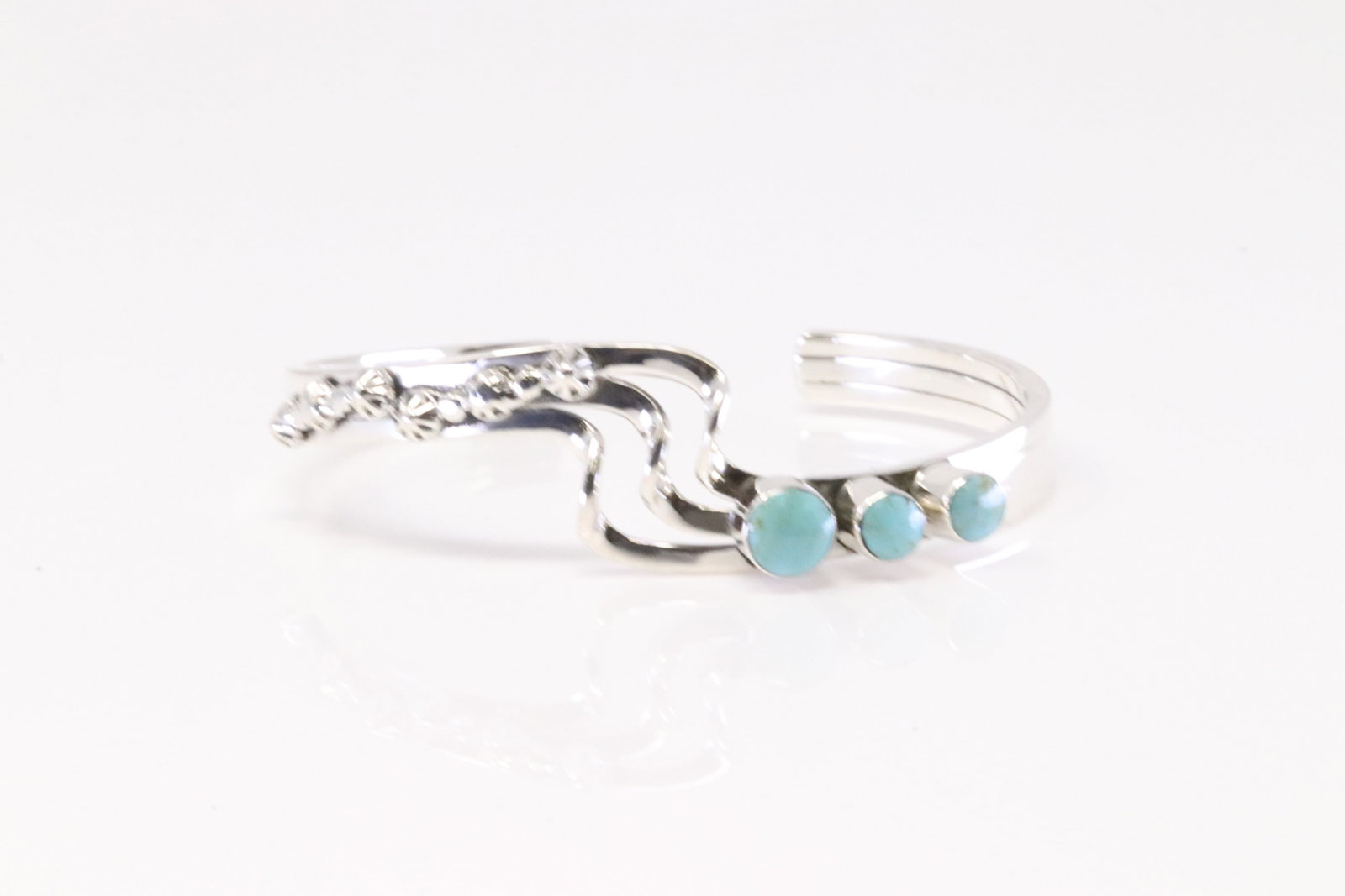 Native America Navajo Sterling Silver Turquoise Bracelet Cuff By Daniel Dakai.: This is a Native America Navajo Sterling Silver Turquoise Bracelet Cuff By Daniel Dakai.