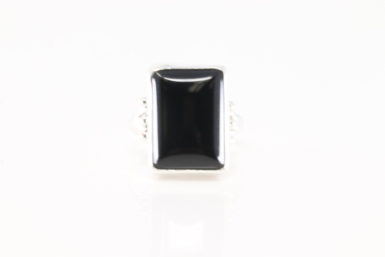 Native America Navajo Sterling Silver Black Onyx Ring By Jerryson Henio.: This is a Native America Navajo Sterling Silver Black Onyx Ring By Jerryson Henio. Ring size: 6.00.