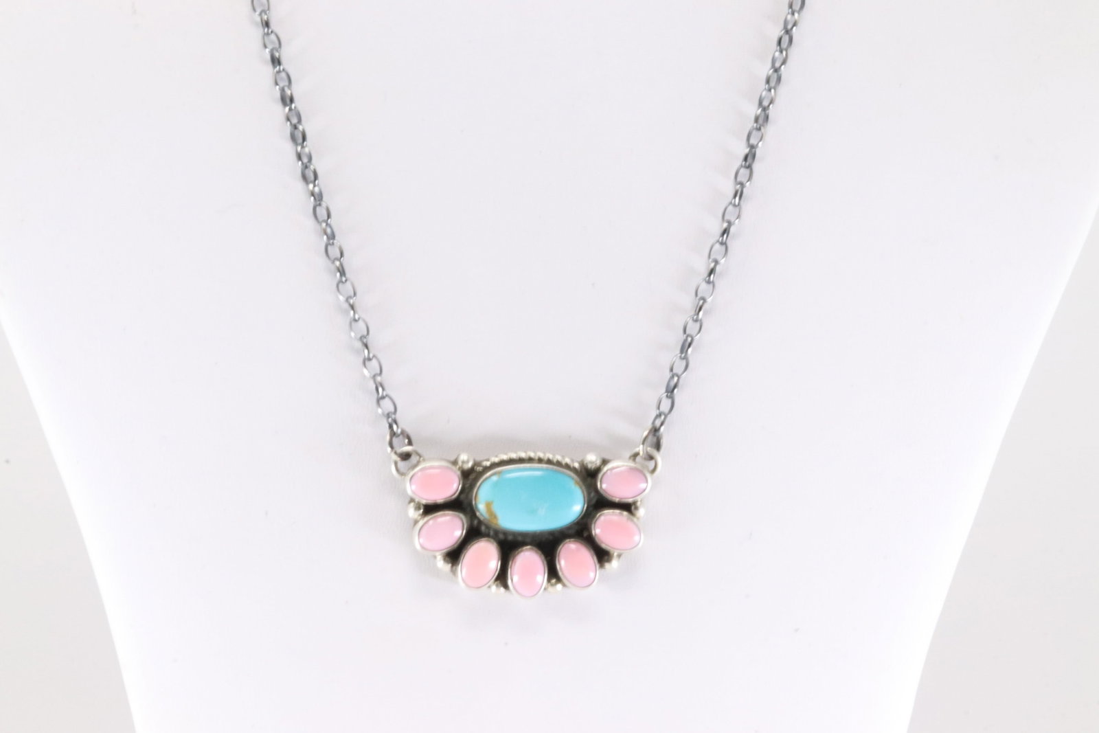 Native America Navajo Sterling Silver Kingman Turquoise & Pink Conch Necklace By Geraldine James.: This is a Native America Navajo Sterling Silver Kingman Turquoise & Pink Conch Necklace By Geraldine James. Necklace length: 20.00"