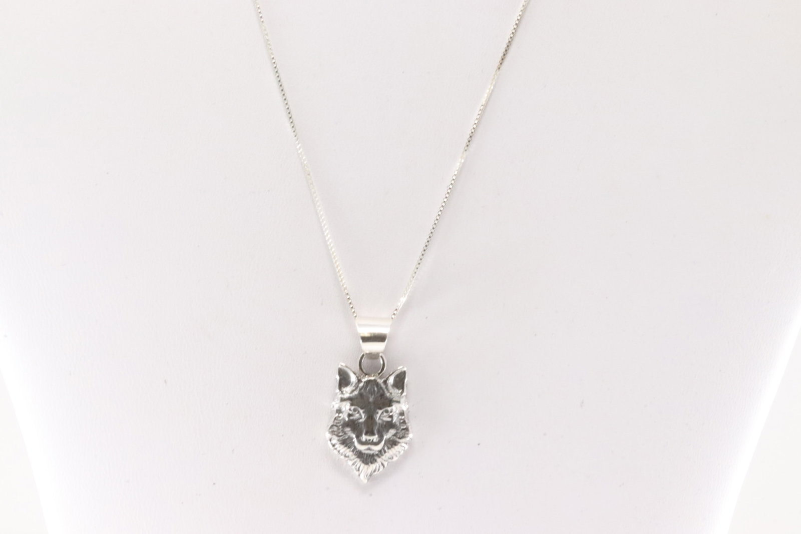 Native America Navajo Sterling Silver Wolf Pendant & A 925 Necklace.: This is a Native America Navajo Sterling Silver Wolf Pendant & A 925 Necklace. Necklace length: 20.00"
