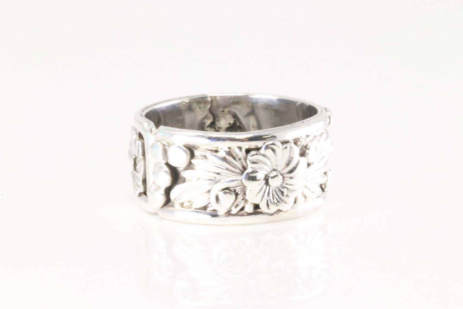 Native America Navajo Sterling Silver Floral Ring By Tom Dinetso.: This is a Native America Navajo Sterling Silver Floral Ring By Tom Dinetso. Ring size: 6.00.
