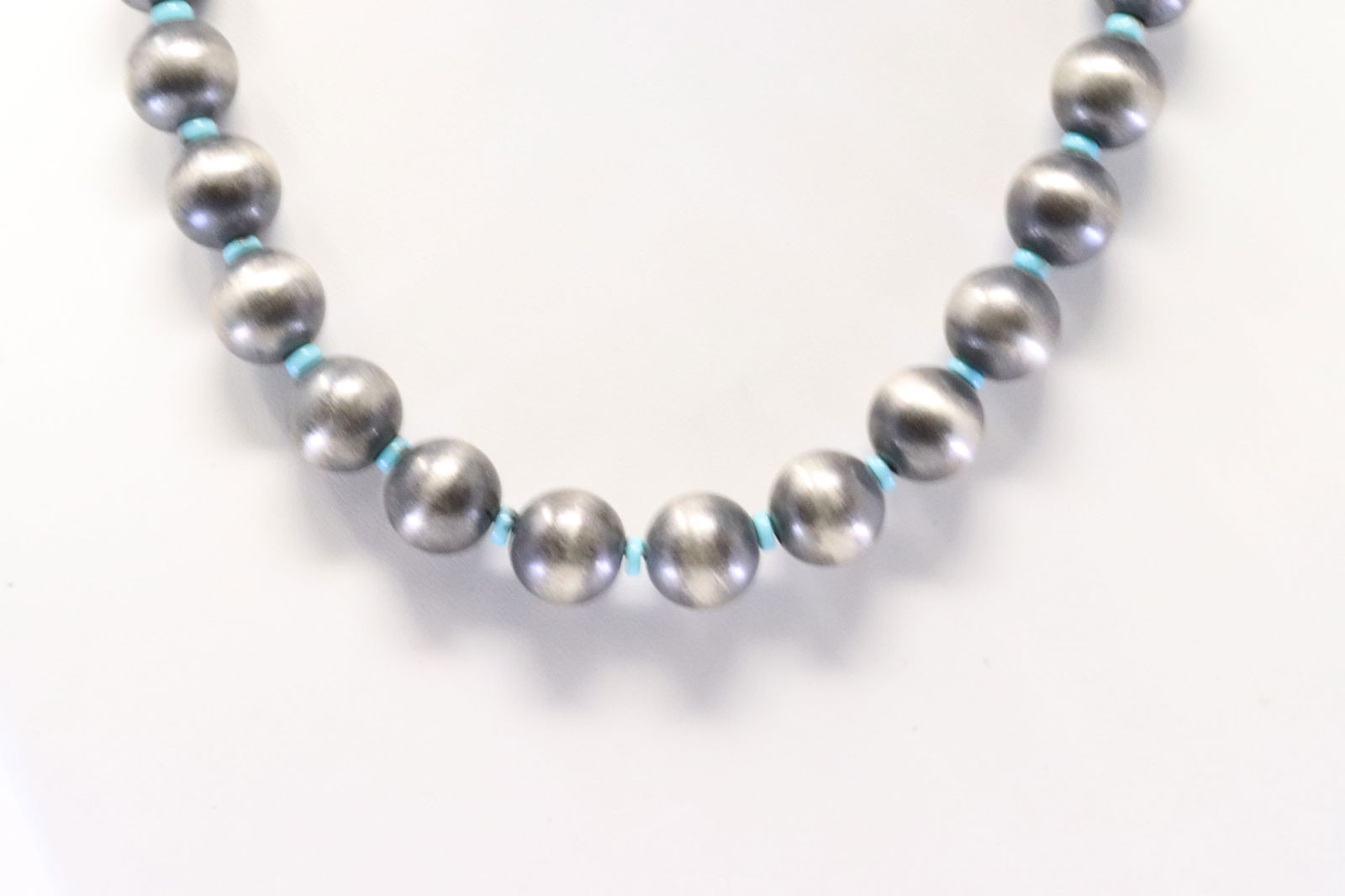 Native America Navajo Sterling Silver Turquoise / Pearl Beaded Necklace.: This is a Native America Navajo Sterling Silver Turquoise / Pearl Beaded Necklace. Necklace length: 16.00"