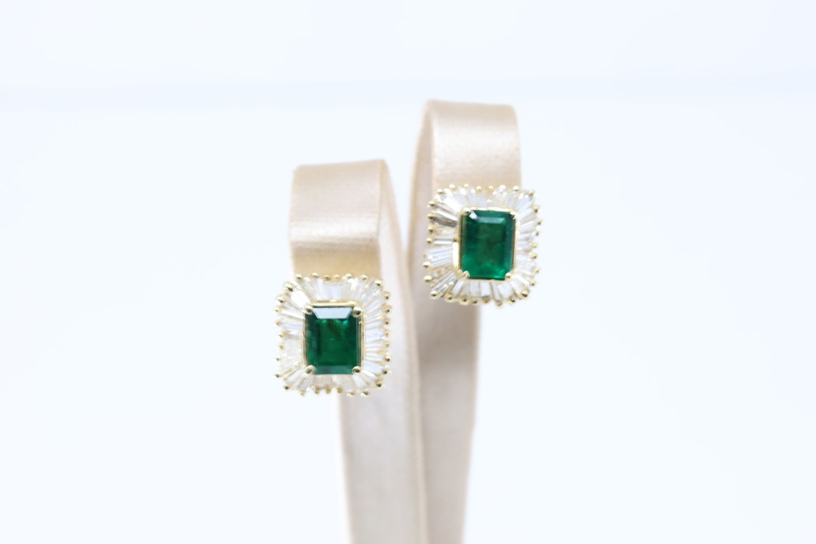 14Kt Diamonds & Emerald Earrings 6.70ctw (1 of 4)