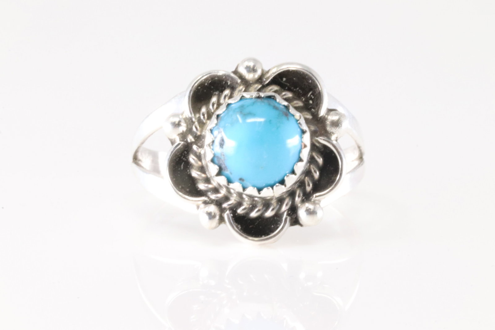 Native America Navajo Sterling Silver Turquoise Ring By Daniel Dakai.: This is a Native America Navajo Sterling Silver Turquoise Ring By Daniel Dakai. Ring size: 7.00.